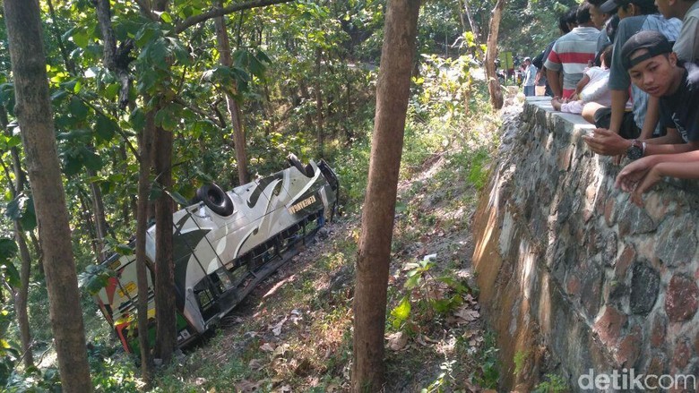 Bus Sarat Penumpang Terjun dan Terguling ke Jurang di 