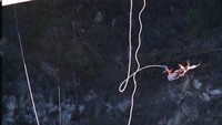 Foto:  Di Jembatan Bloukrans, Western Cape, Afrika Selatan marupakan salah satu tempat bungee jumping komersial tertinggi di dunia. Saat melompat Anda akan dikelilingi oleh hutan belantara Afrika Selatan dari ketinggian 216 meter (CNN Travel)