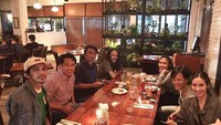 Setelah selesai syuting film The Marlina, Marsha bersama kru film yang bertugas sempat makan malam bersama di sebuah restoran artsy. Foto: Instagram: @marshatimothy