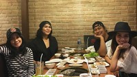 Aktris cantik berusia 39 tahun ini, memilih makan siang bareng teman-temannya dengan menu korean BBQ.  Foto: Instagram: @marshatimothy