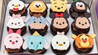 Kue ini namanya Tsum Tsum Cupcakes. Sebuah cupcakes cokelat diberi topping butter cokelat dan dilengkapi dengan fondant bentuk Tsum Tsum. Foto: Istimewa