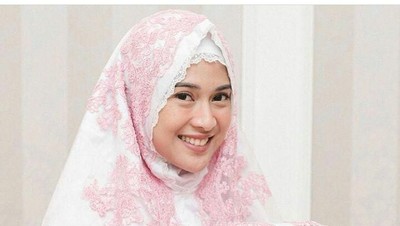 Ini Mukena Jutaan Rupiah Artis Indonesia: Dian Sastrowardoyo hingga Syahrini
