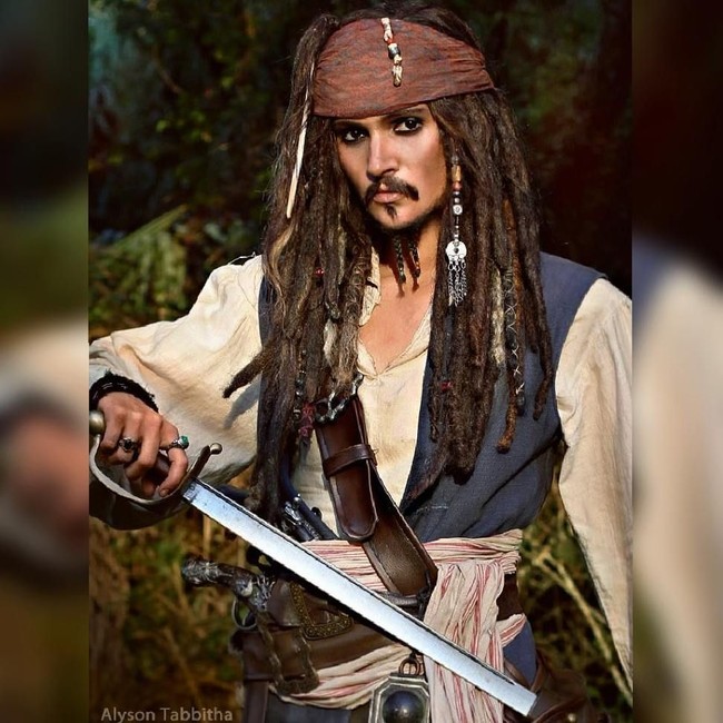 Benar-benar persis sama seperti Johnny Depp yang berperan sebagai Jack Sparrow dalam film Pirates of The Caribbean. Foto: Instagram