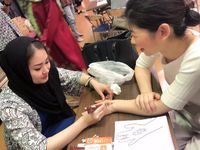 Hiasan henna oleh desainer Jepang. 