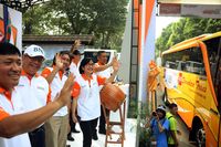 Para petinggi BNI melepas pemudik yang menggunakan bus di TMII / dok, BNI