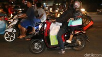 Pemudik membawa berbagai macam barang.