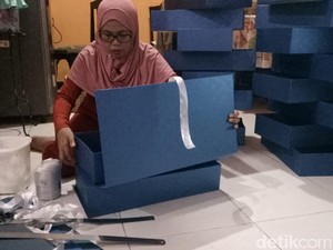 Pengusaha Kotak Kado Ini Banjir Pesanan Jelang Lebaran