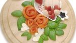 Keren! Desainer Grafis Ini Bikin Bento Cantik di Atas Piring Kayu