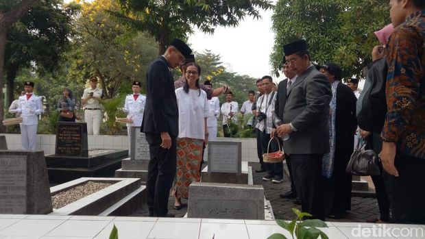 Sandi Ziarah ke Makam MH Thamrin dan Ismail Marzuki