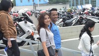 Senyum Ruben dan Sarwendah saat diminta oleh pewarta foto. Pool/Noel/detikFoto.