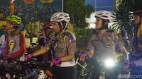 Keberangkatan mereka malam ini dikawal polisi hingga Kalimalang. (Foto: AN Uyung Pramudiarja/detikHealth)