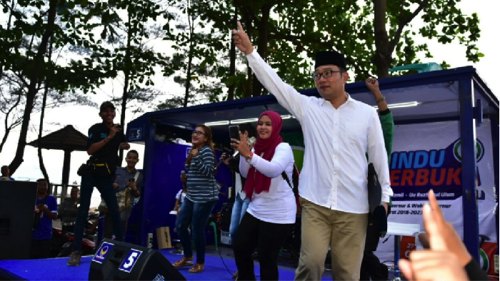 Kampanye Unik Pasangan Ridwan Kamil-Uu: Cukur Rambut hingga Karaokean