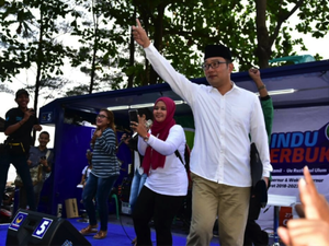 Kampanye Unik Pasangan Ridwan Kamil-Uu: Cukur Rambut hingga Karaokean
