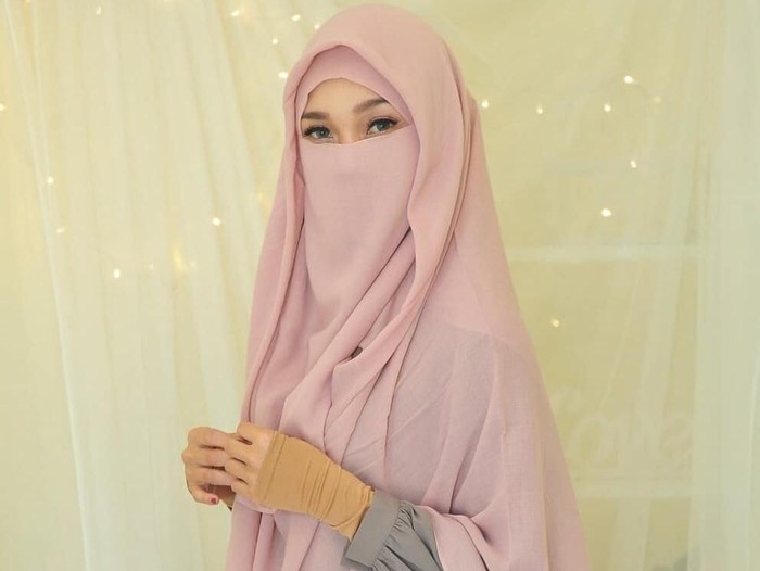 Haruskah Muslimah Memakai Hitam Hitam Menyeramkan Tegar Di Atas