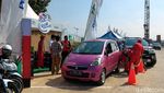 BBM Kaleng di Tol Salatiga-Colomadu Diserbu Pemudik