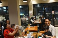 Begini Senangnya Pengunjung Warunk Upnormal yang 'd'Traktir Detikcom'