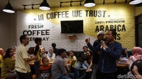 Di lantai 2 Warunk Upnormal Fatmawati, ada 6 rombongan yang semua bon makanannya diganti dengan uang tunai oleh dTraktir Detikcom. Foto: Dok. detikFood