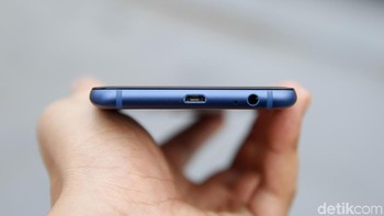 Bagian bawah akan dijumpai colokan pengisi daya microUSB serta colokan headphone standar 3,5 mm. Foto: Muhammad Ridho