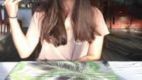 Tak hanya cantik, Meni juga punya suara merdu lho. Ini pose Meni di sebuah resto saat hendak makan. Foto: Instagram stephaniepoetri