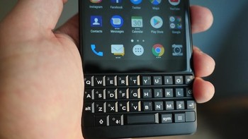 Key2 masih mempertahankan keyboard fisik di bodinya yang seakan sudah menjadi ikon dari ponsel BlackBerry. Foto: Pocket-lint