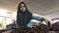 Salah satu pemilik Lapak Kurma di Kawasan Lantai B Pintu Timur Isma ramainya pembeli memang selalu terjadi saat menjelang lebaran di bulan puasa.
