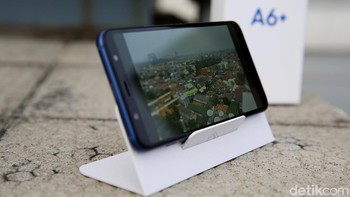 Nah ini adalah karton yang ada di kemasan. Ketika dibentuk, bisa untuk meletakkan ponsel untuk menonton konten. Foto: Muhammad Ridho