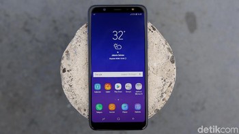 Inilah tampang Galaxy A6+. A6+ dan juga A6 hadir dengan layar super AMOLED aspek rasio 18,5:9. Bedanya hanya di ukuran dan resolusinya saja. Galaxy A6 punya bentangan 5,6 inch dengan resolusi HD+, sementara Galaxy A6+ berukuran 6 inch Full HD+. Foto: Muhammad Ridho