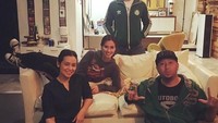 Saat ngumpul bersama sang adik, Marsha dan Vino kompak memilih aneka martabak manis sebagai camilan mereka di malam hari. Marsha sendiri mengungkapkan bahwa dia paling gemar menyantap martabak. Foto: Instagram: @marshatimothy