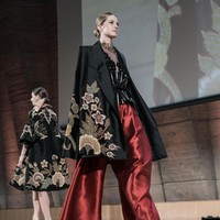 Adapun koleksi Denny Wirawan menjadi pamungkas peragaan tersebut. Seperti koleksi sebelumnya, Denny tetap berkomitmen mengangkat batik khas Kudus, Jawa Tengah. Foto: Rio Motret/Image Dynamics