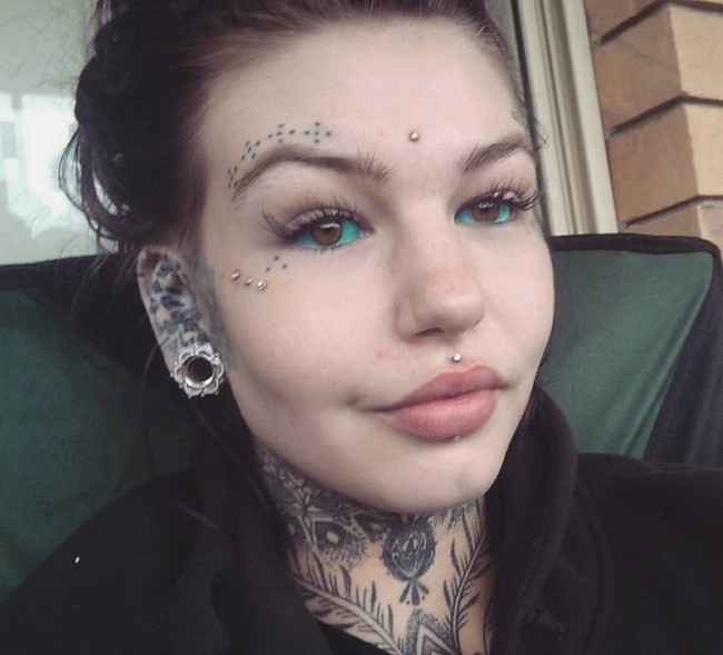 Begitu usiaku 16, aku mulai suka tato. Pada saat usiaku 18, aku punya tiga tato. Sekarang (usia 23-red) aku punya lebih dari 50 tato dan aku tidak bisa menghitung semuanya, ujar Amber. Foto: Instagram/Amber Luke