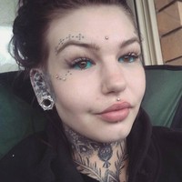 Begitu usiaku 16, aku mulai suka tato. Pada saat usiaku 18, aku punya tiga tato. Sekarang (usia 23-red) aku punya lebih dari 50 tato dan aku tidak bisa menghitung semuanya, ujar Amber. Foto: Instagram/Amber Luke