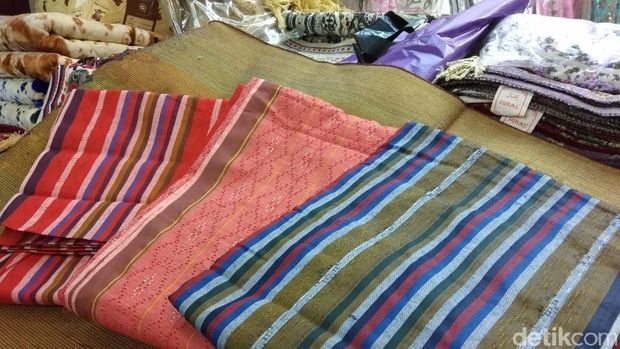 Lebaran Seminggu Lagi, Penjual Sarung Kebanjiran Pembeli
