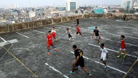 Inilah lapangan bola unik yang ada di Jakarta, Indonesia. Lokasinya berada di atas atap gedung parkir yang kosong. (Darren Whiteside/Reuters)