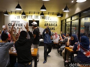 Begini Senangnya Pengunjung Warunk Upnormal yang dTraktir Detikcom