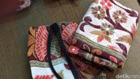 Cindy mengaku per hari ia bisa menjual 2-5 kodi sejadah. Untuk jenis yang ditawarkan pun beragam, mulai dari jenis Jed Dagold asal Turki yaitu sejadah dengan bahan sederhana dan tipis dijual dengan harga Rp 60.000 sementara untuk jenis yang lebih tebal contohnya jenis Nabawi asal Turki dijual dengan harga Rp 70.000.