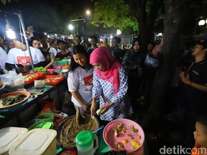 Khofifah Ngulek dan Santap Rujak Cingur Bareng Warga Surabaya