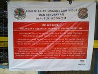 Spanduk peringatan keras dari KLHK yang dipasang di pabrik emas yang membuang limbah ke Sungai Citarum. (Foto: istimewa)