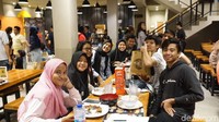 Anak-anak rombongan dari Sekolah Atlet Bulungan pun ikut beruntung dalam acara dTraktir Detikcom. Ada 14 orang, semua pesanan makanan dalam bonnya diganti dengan uang tunai! Foto: Dok. detikFood