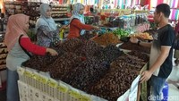 Ramainya pembeli yang datang terbilang wajar saat menjelang Ramadan. Hal itu bertambah ramai ketika memasuki bulan Ramadan.