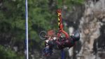 Foto: Bungee Jumping dari Jembatan Kaca Tertinggi Sedunia