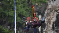 Foto: Bungee jumping ini setinggi 260 meter (853 kaki). Ada di bawah Jembatan Kaca Grand Canyon Zhangjiajie dan akan dibuka pada Agustus 2018 (CNN Travel)