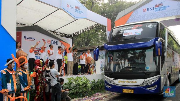 PT Bank Negara Indonesia (Persero) Tbk atau BNI beserta perusahaan anak BNI Syariah dan BNI Life mengadakan BNI Digimudik 2018 atau program mudik gratis. Pelepasan para peserta BNI Digimudik 2018 untuk para pemudik bis dilaksanakan di Taman Mini Indonesia Indah (TMII), Jakarta, Jumat (8/6) pagi. (CNBC Indonesia/Donald Banjarnahor)