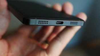 Key2 sudah mengadopsi USB Type-C sebagai port pengisi daya. Foto: Pocket-lint