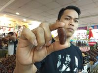 Pedagang Kurma di Pasar Tanah Abang Mulai Diserbu Pembeli