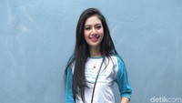 Adik Julia Perez itu tampil santai dengan kaus dan celana panjang. Pool/Noel/detikFoto.