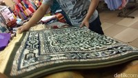 Sementara itu ada pula sejadah dengan bahan beludru dari Turki dijual dengan harga Rp 225.000 kemudian ada pula sejadah Arab dengan tekstur yang lebih padat dijual dengan harga Rp 325.000.