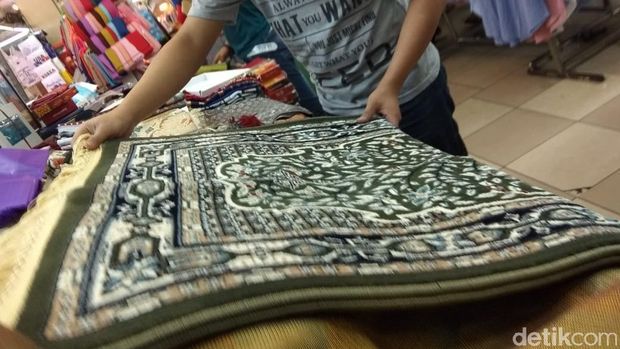 Berkah Ramadan ternyata dialami hampir setiap orang. Termasuk penjual sejadah di Thamrin City Cindy.