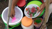 Begini proses meracik es selendang mayang. Tertarik kah mencoba? Foto: Instagram @cucukjanes