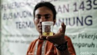 Seorang sopir bus usai jalani pemeriksaan tes urine di Terminal Tanjung Priok, Jakarta Utara, Jumat (8/6/2018).