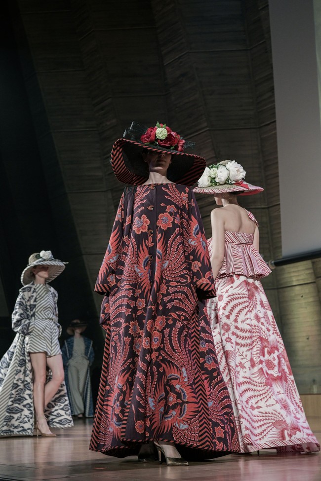 Bang Edo, begitu sapaan akrabnya, mencoba memperkenalkan batik lewat koleksi busana pengantin yang kasual. Batik motif megamendung dan sawunggaling menjadi andalannya. Foto: Rio Motret/Image Dynamics